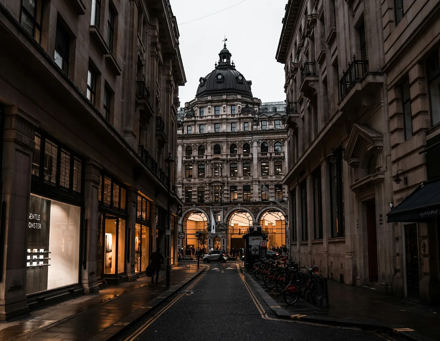 City of London’da tarihi binalar arasında bir sokak