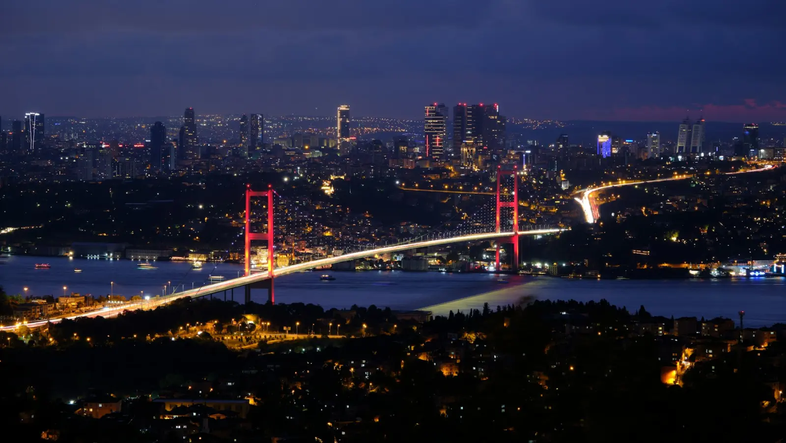Gece ışıklarıyla İstanbul Boğazı ve köprü