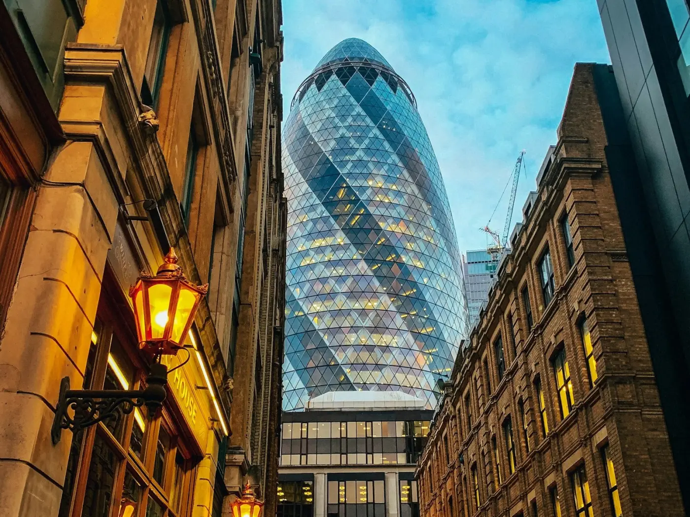 Londra’da tarihi binaların arasından görünen The Gherkin, akşam