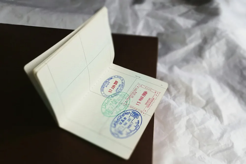 Resmi damgalar taşıyan açık bir pasaport sayfası