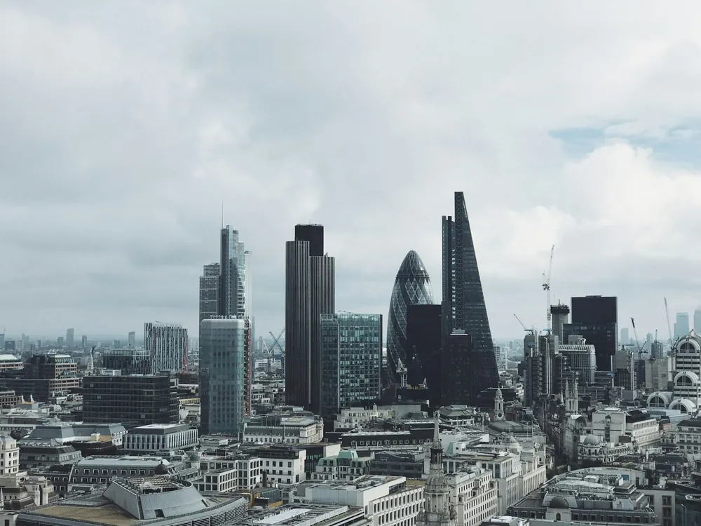 City of London gökdelenleri, bulutlu bir günde