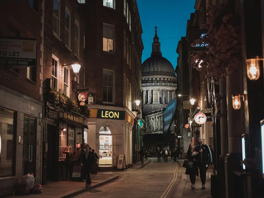 Akşam ışığında Londra’da St Paul’s Katedrali’ne uzanan bir sokak