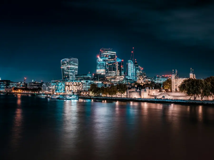 Gece ışıkları Thames Nehri’ne yansıyan City of London
