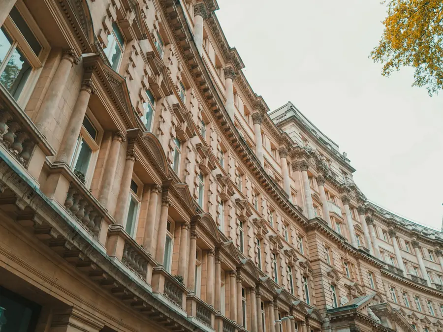 Londra’da Regent Street’in kavisli, taş cepheli binaları