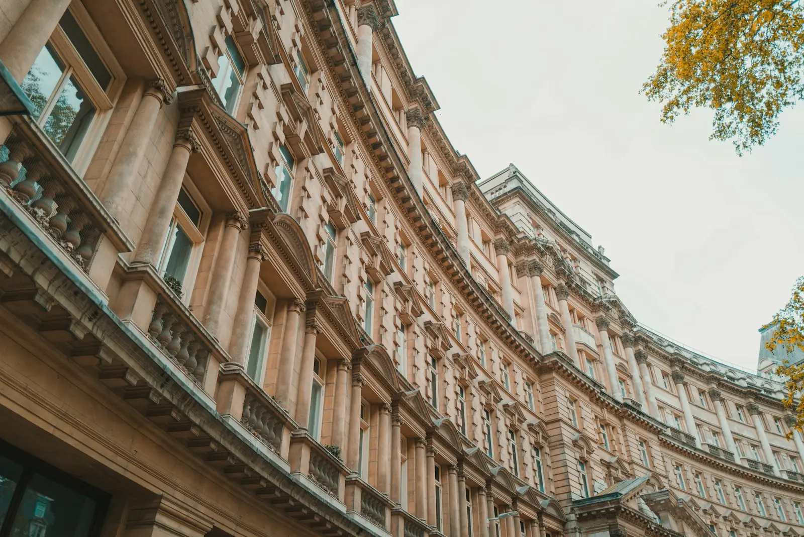 Londra’da Regent Street’in kavisli, taş cepheli binaları