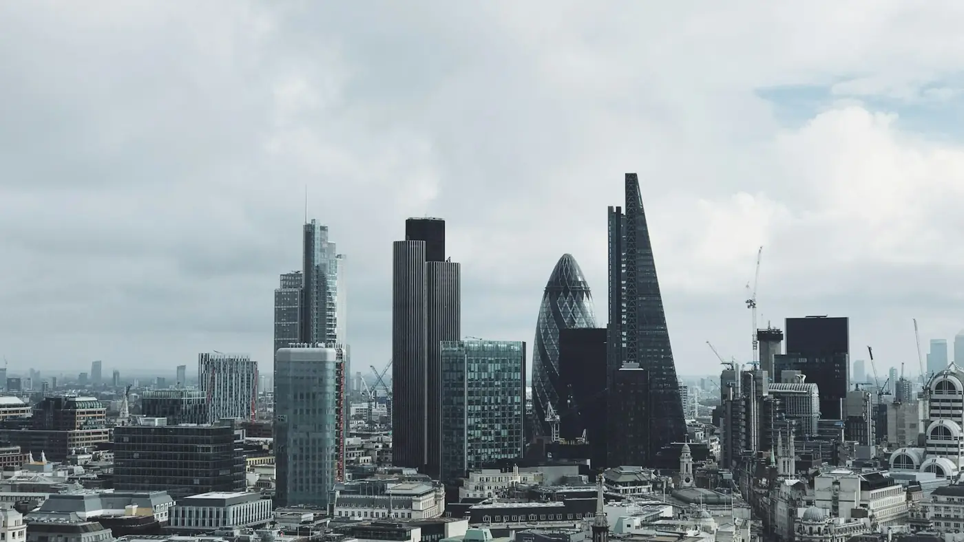 Bulutlu bir günde City of London’un gökdelenleri ve çevresindeki binalar