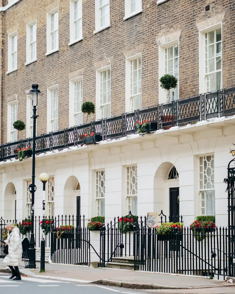 Londra’da siyah demir parmaklıklı, beyaz cepheli sıra evler