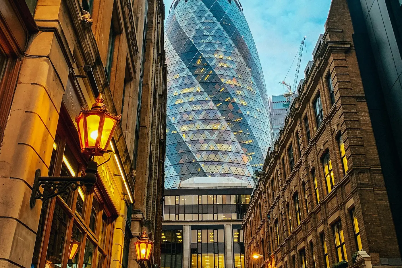Tarihi binaların arasından görünen Gherkin gökdeleni