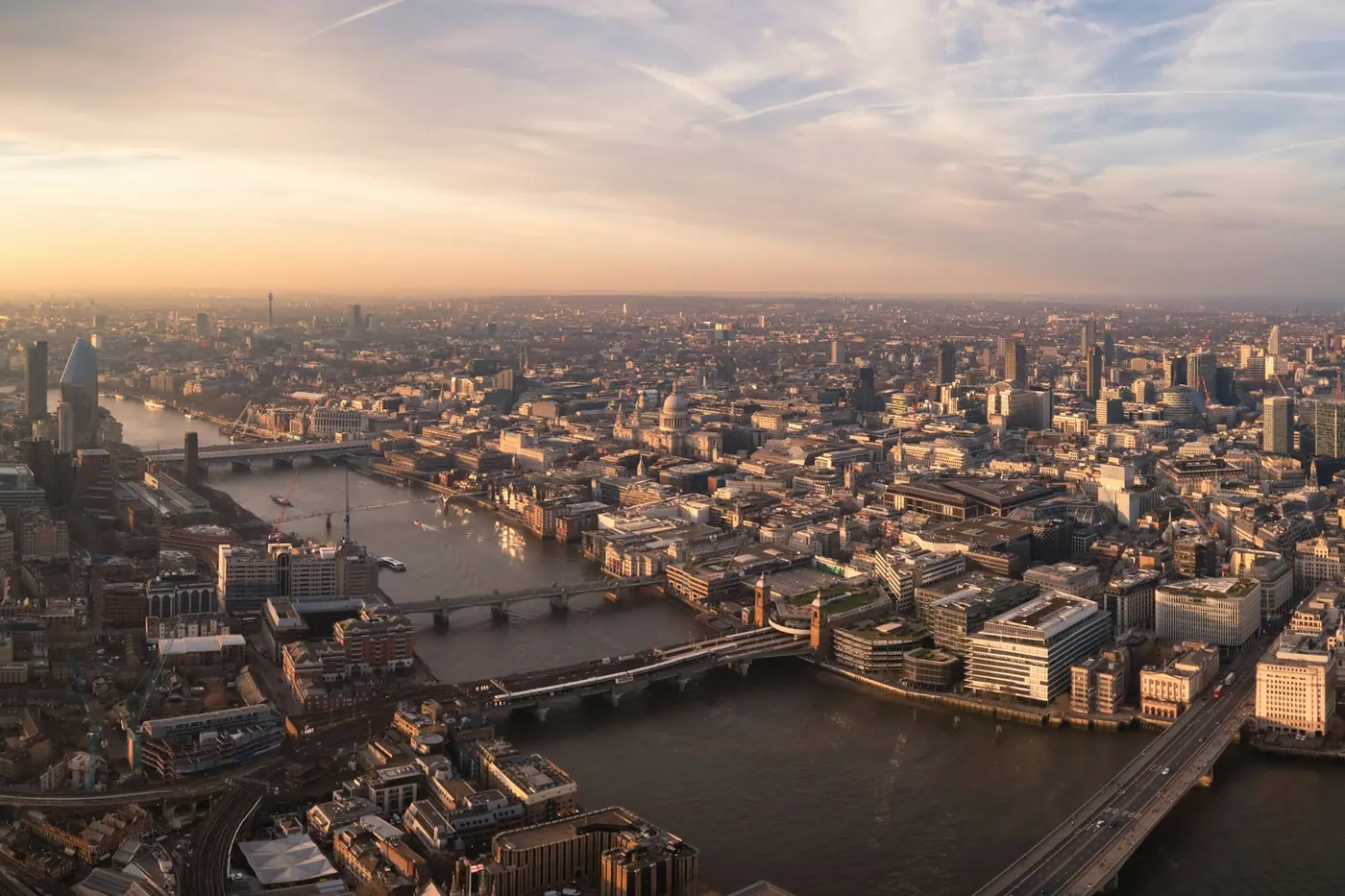 Gün batımında Londra’nın havadan görünümü, Thames Nehri ve köprüler
