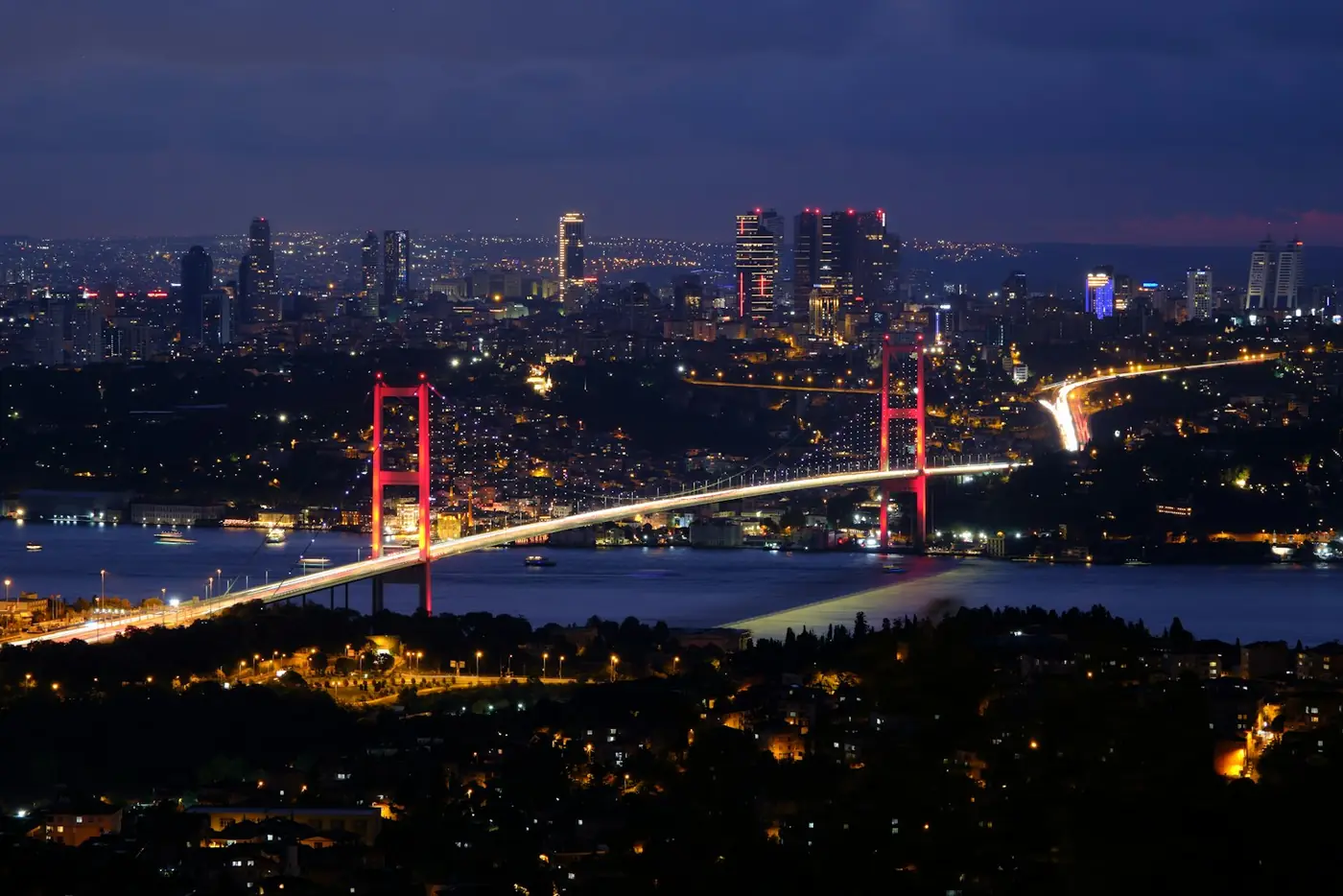 Alacakaranlıkta İstanbul Boğazı ve köprünün ışıkları