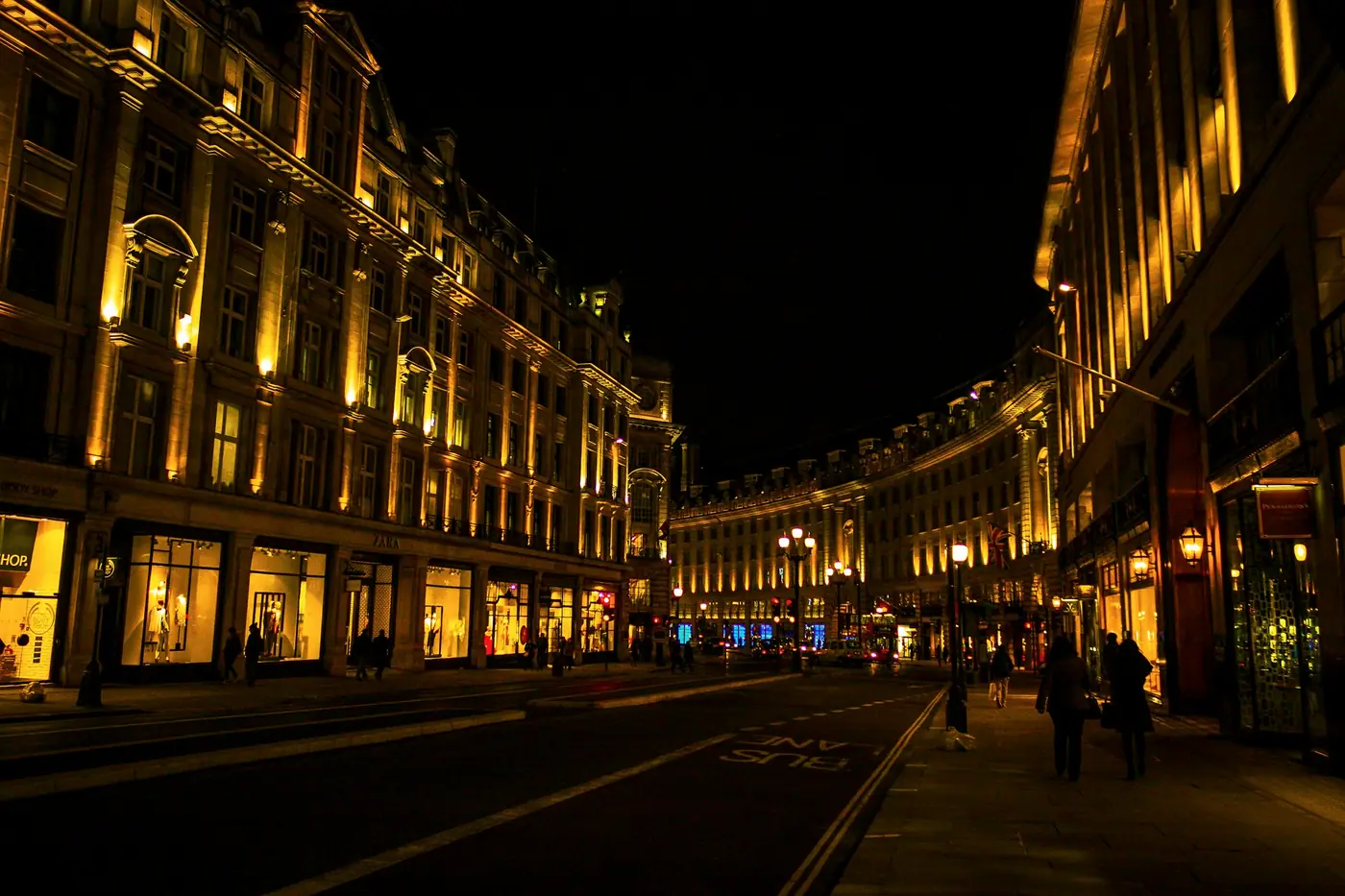 Gece ışıklandırılmış Regent Street’te mağaza vitrinleri