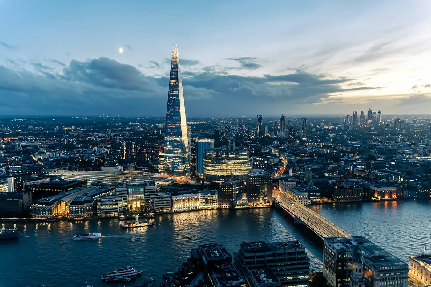 Alacakaranlıkta Shard gökdeleni ve Thames kıyısı