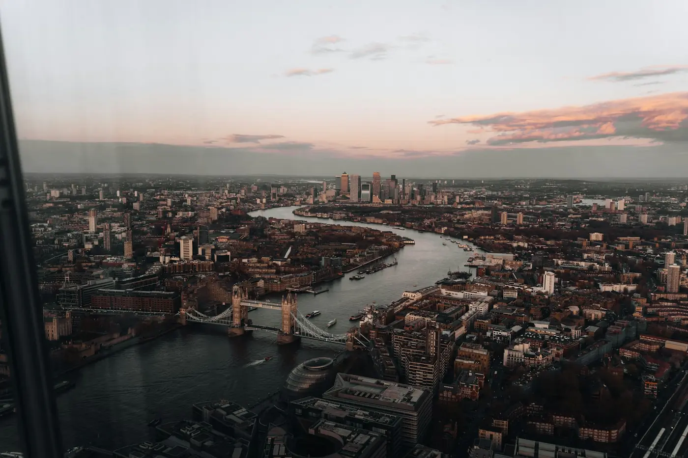 Gün batımında Thames Nehri’nin kıvrımı ve Londra