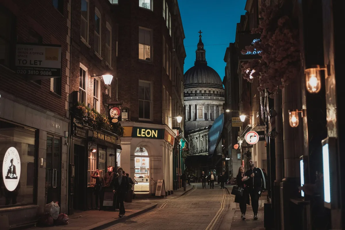 Akşam saatlerinde bir Londra caddesi ve St Paul’s Katedrali